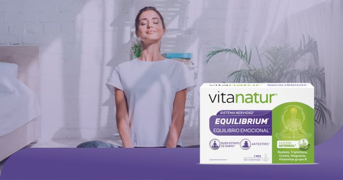 mujer meditando gracias a equilibrium de Vitanatur